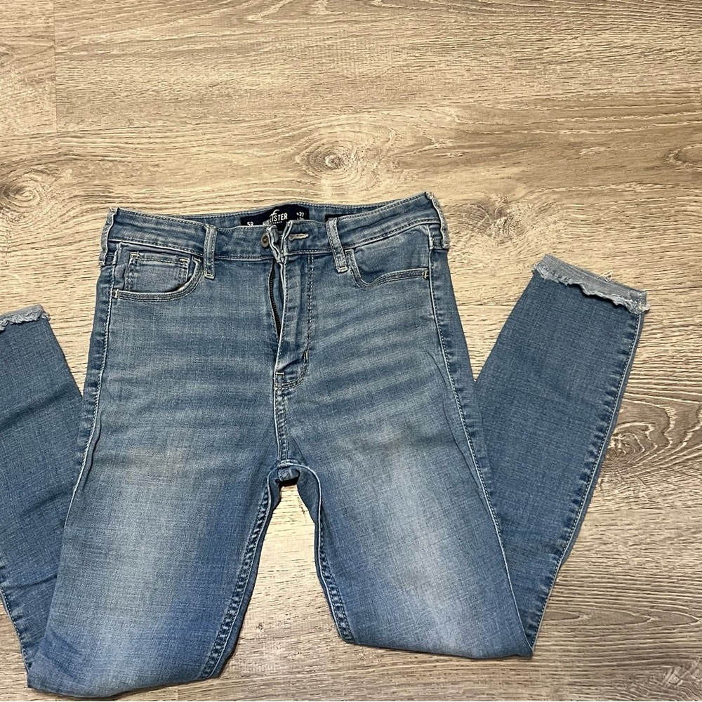 Hollister women’s Size 5R, W 27 & L 26, High Rise Crop SuperSkinny Jeans.